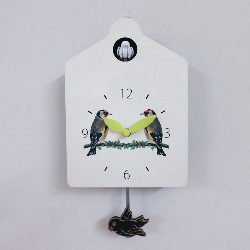 orologio bianco a cucù muro di legno